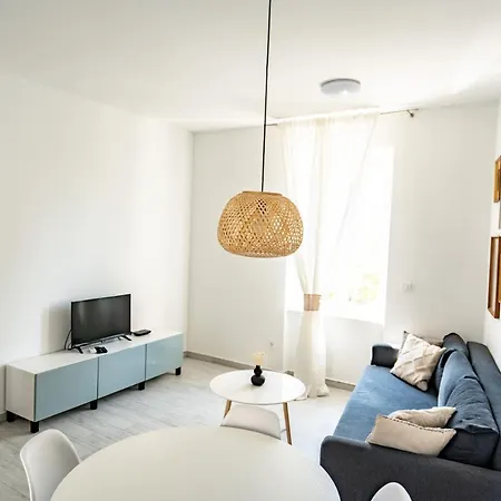 Valeria Louis Perfect Getaway - Great Location Center Apartman