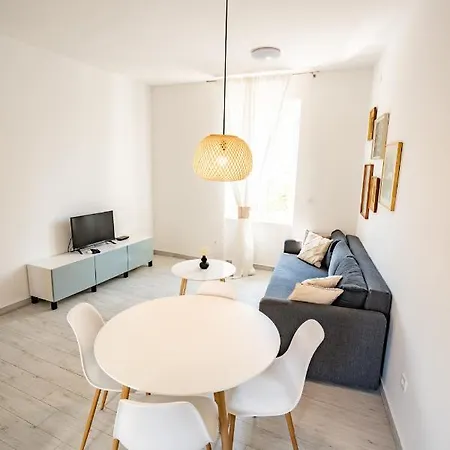 Valeria Louis Perfect Getaway - Great Location Center Apartment Split